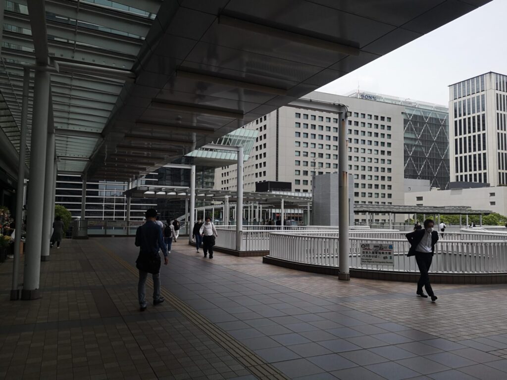 品川駅港南口（東口）左側風景：東京出入国管理庁（東京入管）への行き方（写真付き）