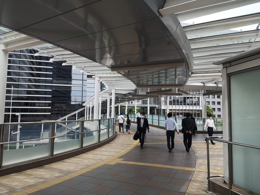 品川駅港南口（東口）歩道橋までの様子１：東京出入国管理庁（東京入管）への行き方（写真付き）
