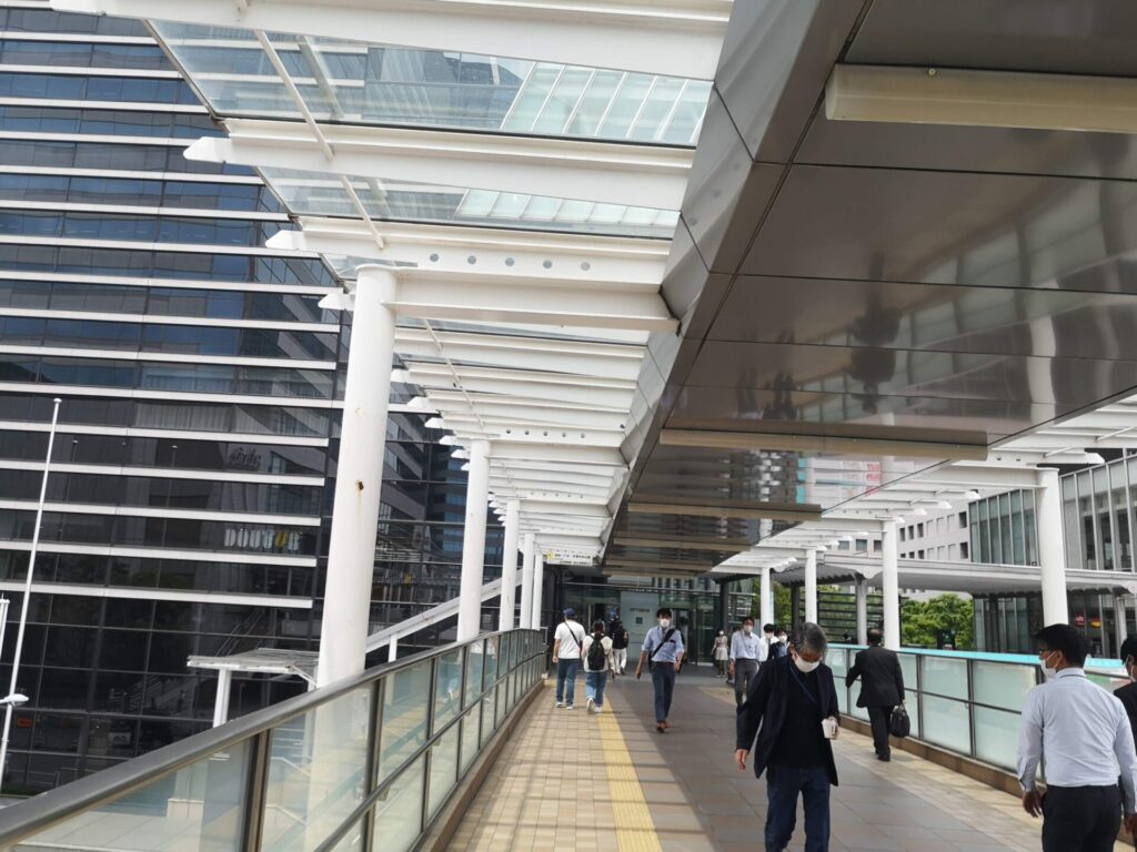 品川駅港南口（東口）歩道橋までの様子２：東京出入国管理庁（東京入管）への行き方（写真付き）