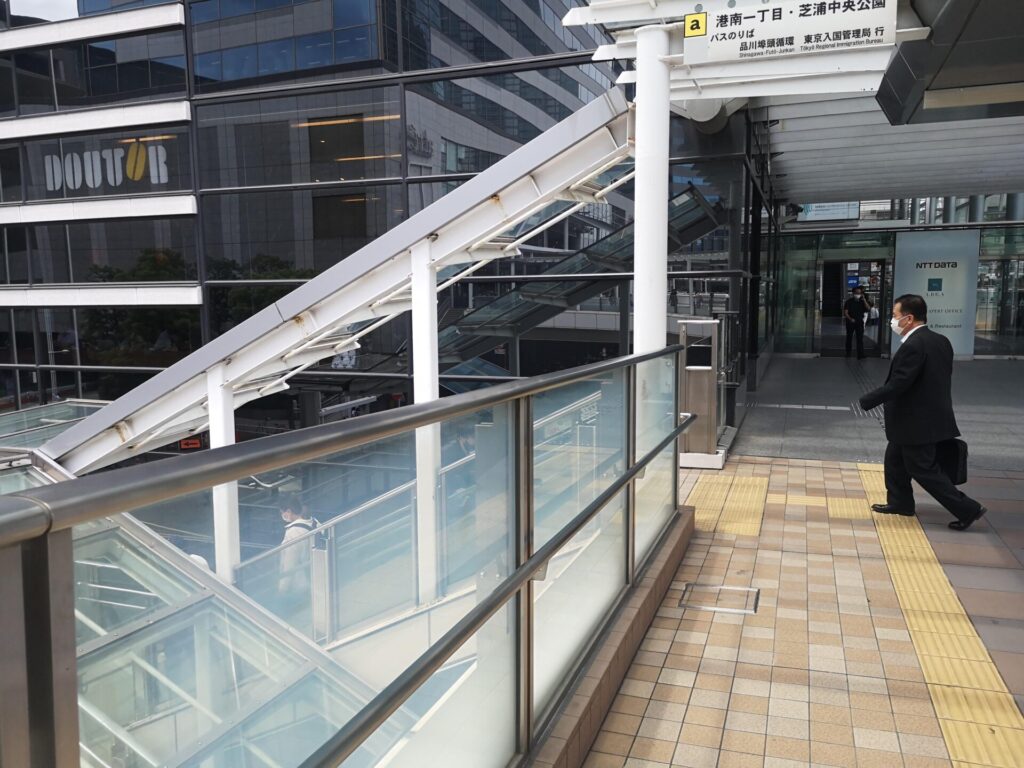 品川駅港南口（東口）から階段へ１：東京出入国管理庁（東京入管）への行き方（写真付き）