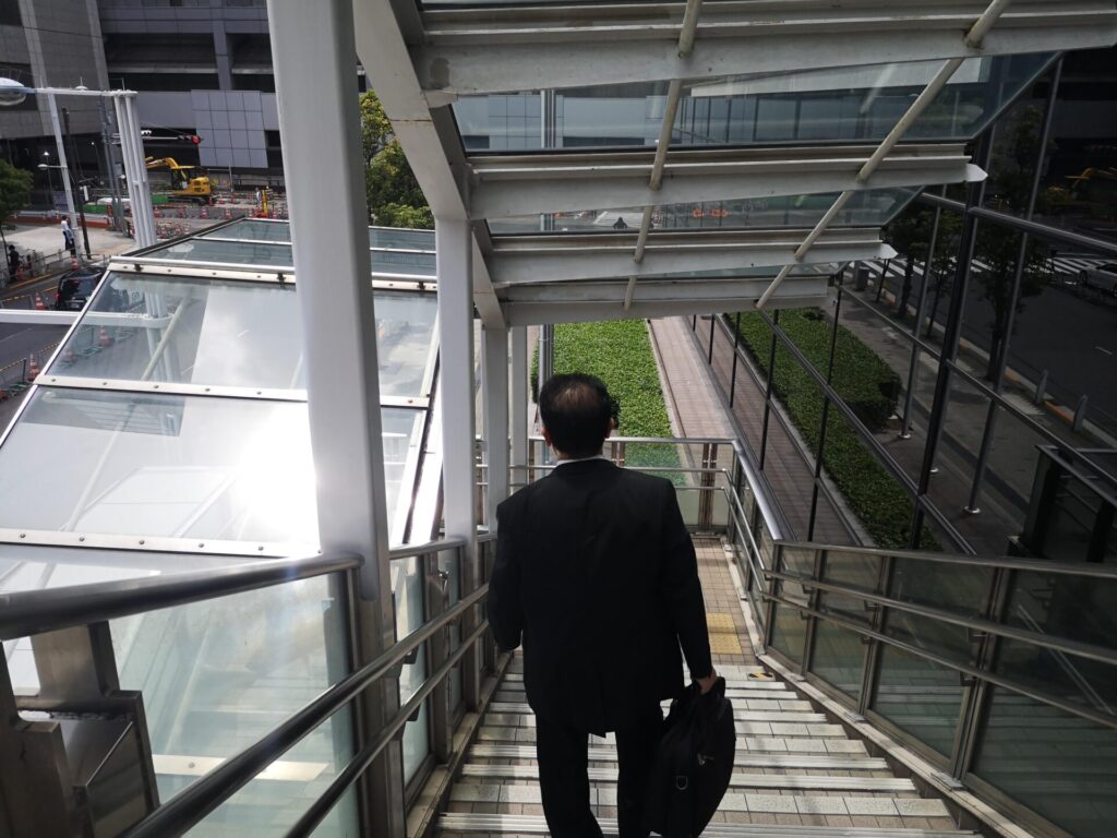 品川駅港南口（東口）から階段の様子２：東京出入国管理庁（東京入管）への行き方（写真付き）
