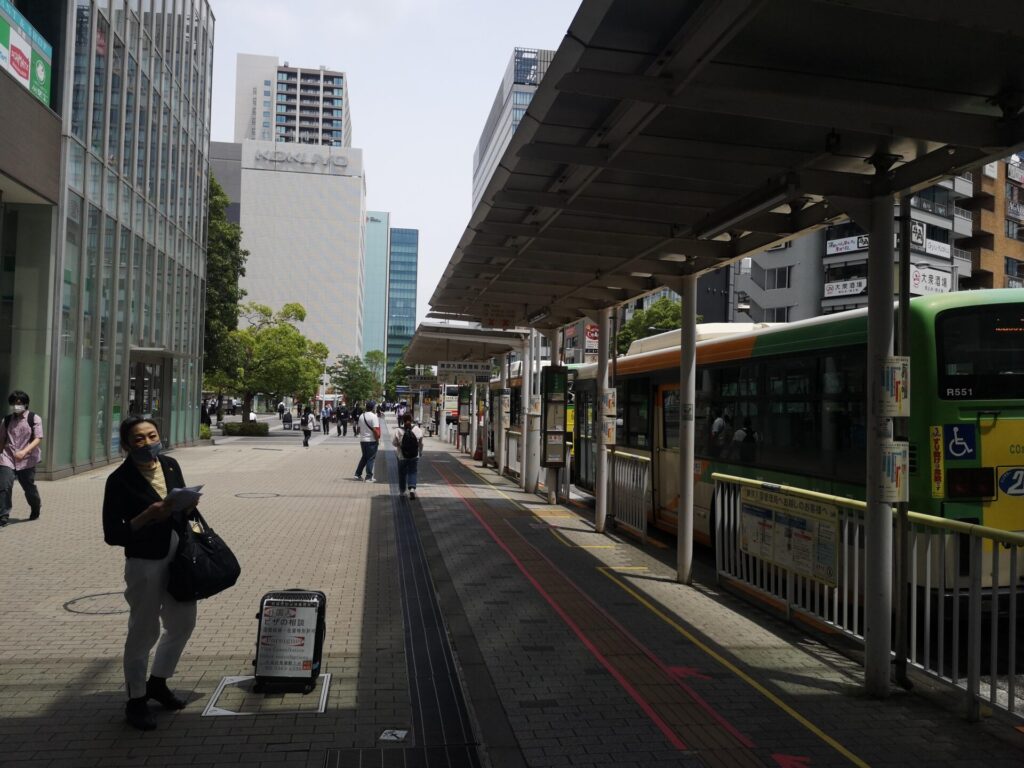品川駅港南口（東口）から階段を降り切った風景１：東京出入国管理庁（東京入管）への行き方（写真付き）